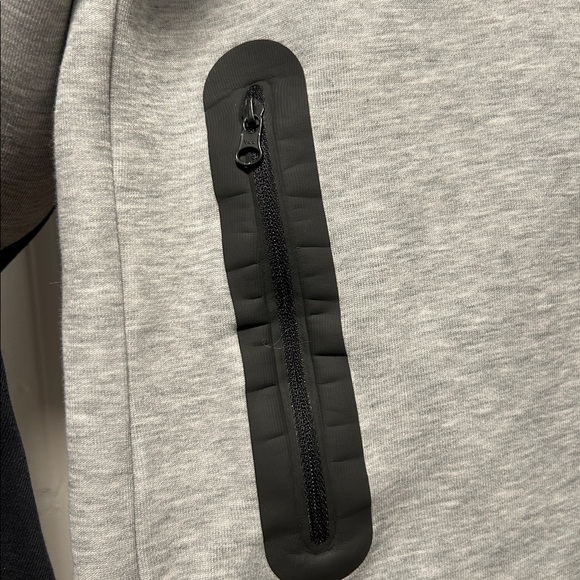 Boys XL Nike Tech Fleece Black and Gray Full-Zip Jacket - Picture 3 of 4